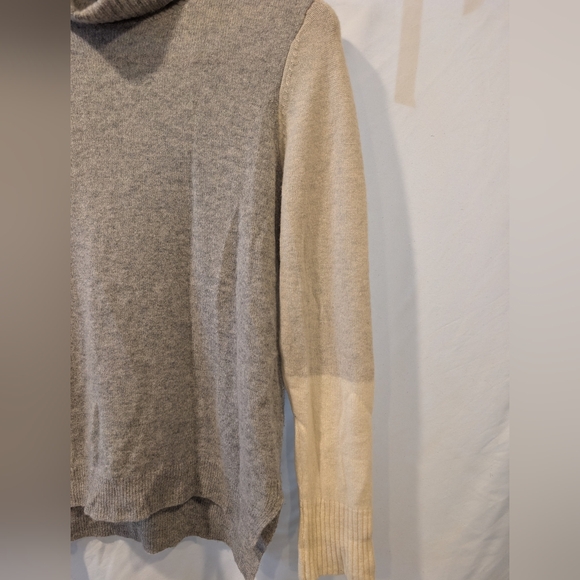 Bloomingdale's Cashmere Gray and Cream & Tan Turtleneck Sweater - Picture 2 of 6